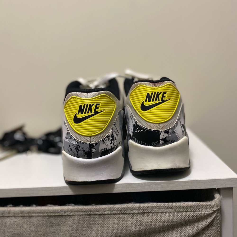 Nike air. Max 90 Oregon college football team logo rare to find men's size 9